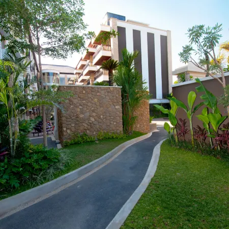 Quest San Hotel Denpasar Bali by Aston Отели рядом с достопримечательностью «Бундаран Ренон»