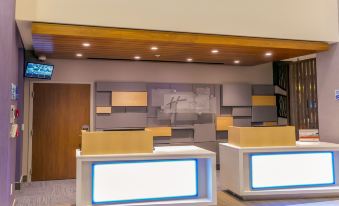 Holiday Inn Express & Suites Miami Airport East