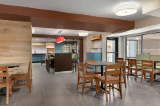 คันทรีอินน์แอนด์สวีทส์ บายเรดิสัน โรโนค ราพิดส์ นอร์ทแคโรไลนา