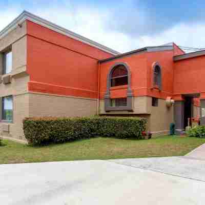 Quality Inn & Suites I-35 Near Frost Bank Center Hotel Exterior