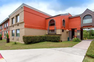 Quality Inn & Suites I-35 Near Frost Bank Center Hotels near H-E-B