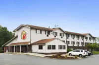 Super 8 by Wyndham New Castle Отели рядом с достопримечательностью «Scottish Rite Cathedral»