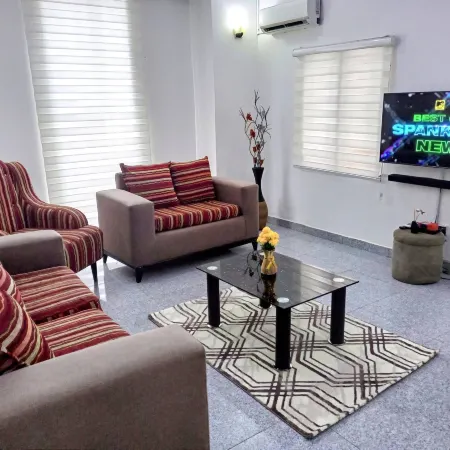 Lovely 2-Bedroom Serviced Apartment with a Balcony Отели рядом с достопримечательностью «Терминал аэропорта Абуджа Ннамди Азикиве»