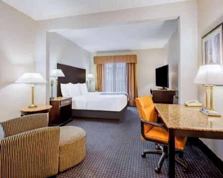 La Quinta Inn & Suites by Wyndham Mt. Laurel - Philadelphia マウント・ローレルのホテル