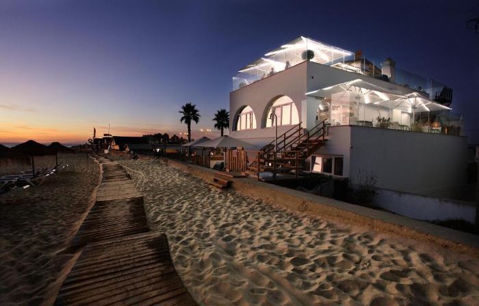 Golden Beach Guest House & Rooftop Bar