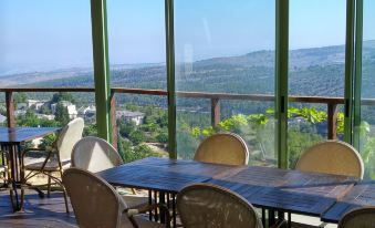Shoresh Green Hills Family Suites Hotel - Housity