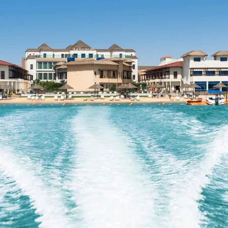 Braira Al Azizya Hotel & Resort Отели рядом с достопримечательностью «Пристань для яхт Сансет»