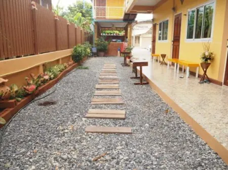 Baan Bussara Отели рядом с достопримечательностью «Wat Suwandararam Ratchaworawihan»