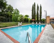 Travelodge by Wyndham Alachua - Pools