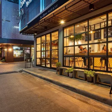 Siam Subway Hostel & Café Отели рядом с достопримечательностью «Ват-Сакет»