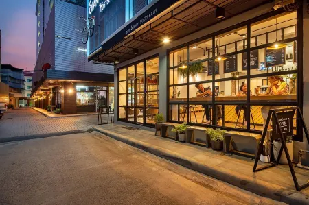Siam Subway Hostel & Café