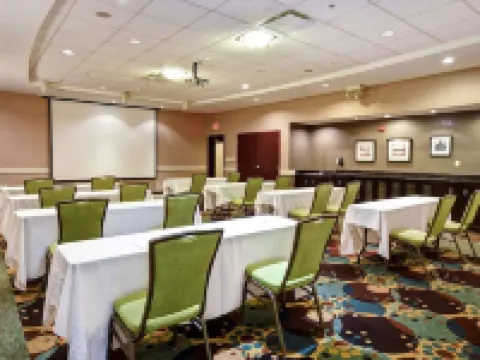 底特律坎頓歡朋套房酒店 坎頓酒店