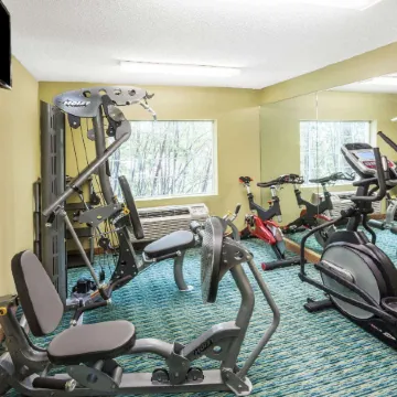 Comfort Inn & Suites Louisville Airport Fair & Expo Отели рядом с достопримечательностью «Сикс Флэгз Кентакки Кингдом»