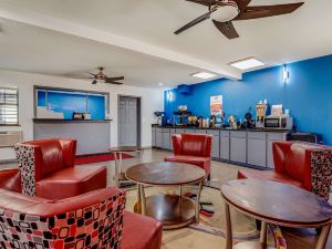 Econo Lodge Inn & Suites