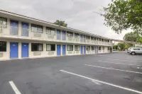 Motel 6 Camarillo, CA - parking