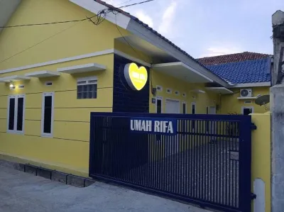 Umah Rifa Hotel dekat Pantai PANJIWA Sumber Mas
