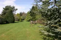 Eight Acres Hotel فنادق في 
