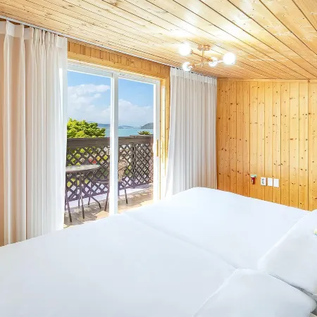 Yeosu Dangdangi Dog Family Pension Gold
