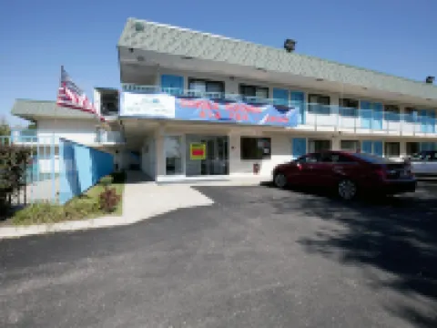 Travelodge by Wyndham Grand Rapids North Hotels in Walker