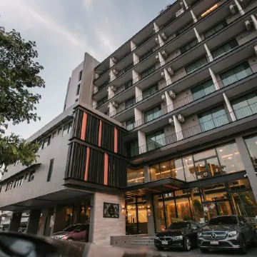 56 Hotel Отели рядом с достопримечательностью «Станция BTS - Punnawithi»