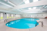 Ramada by Wyndham Hartford North / Bradley Airport - Pools