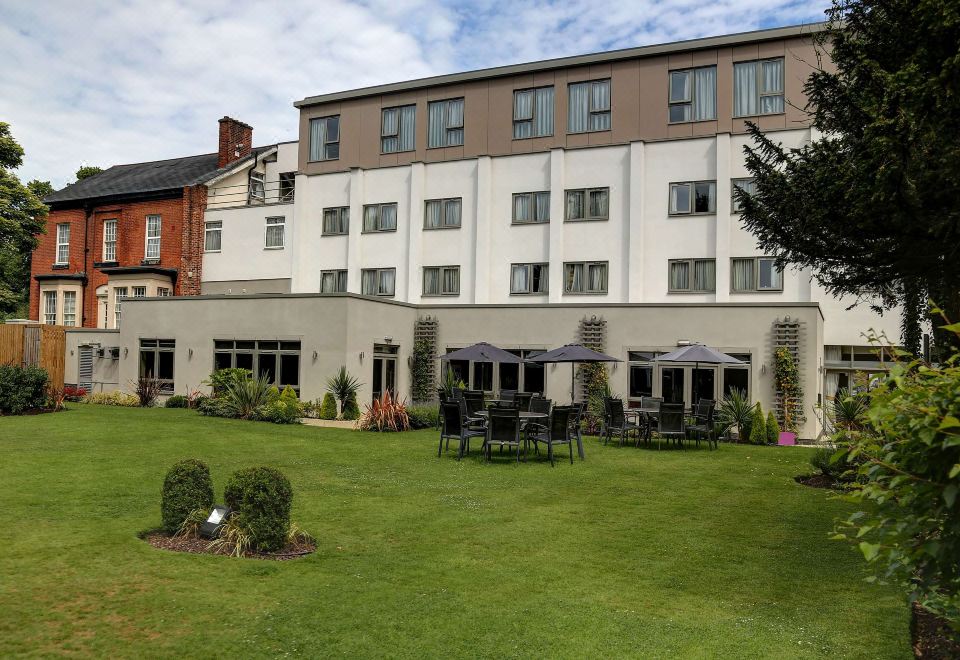 Best Western Plus Pinewood Manchester Airport-Wilmslow Hotel - Housity