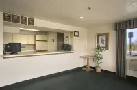 Travelodge by Wyndham Hudsonville - Parking