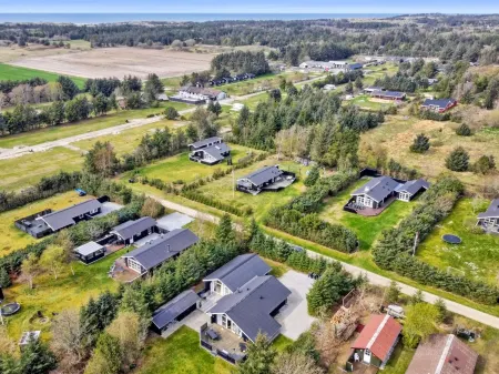 "Gustina" - 1.2km from the Sea Отели рядом с достопримечательностью «V. Hjermitslev Kirke»