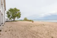 Ramada by Wyndham Mackinaw City Waterfront - Strand