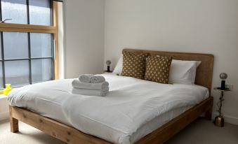 Ideal Bristol Getaway - 3 Bed Harbourside Home