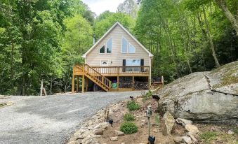 Greystone - Creekside Cabin: Hike, Fish & Explore!