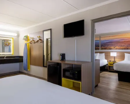 เดย์สอินน์แอนด์สวีทส์ บายวินด์แฮม ฟอร์ตแบรกก์/ครอสครีกมอลล์ โรงแรมในเฟย์เอตต์วิลล์