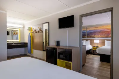 Days Inn & Suites by Wyndham Fort Bragg/Cross Creek Mall Hotel a 