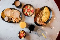 Cambria Hotel Boston Somerville - Aamiainen