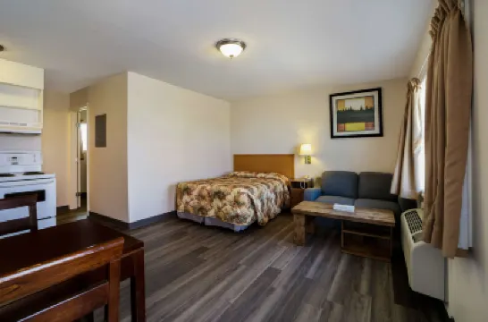 Canadas Best Value Inn Fort St John فنادق في 