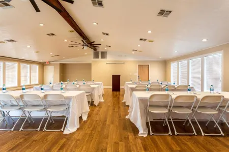 Motel 6 Bryan, TX - College Station Отели рядом с достопримечательностью «Brazos Valley Museum of Natural History»