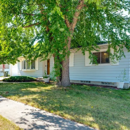 Family-Friendly Waterloo Abode w/ Deck! فنادق في واترلو