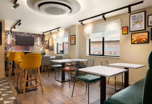 수퍼 8 바이 윈덤 체스터 이스트