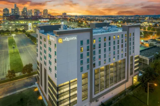 La Quinta Inn & Suites by Wyndham Nashville Downtown/Stadium Hotels in 