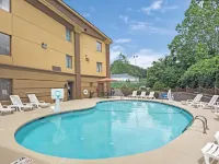 Spark by Hilton Asheville Blue Ridge Parkway - Pools
