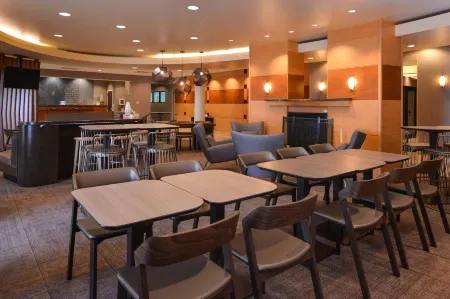 SpringHill Suites Pittsburgh Mills Отели рядом с достопримечательностью «Fox Chapel Golf Club»