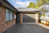Cheerful 2 Bedroom home in Hamilton Central - Condos