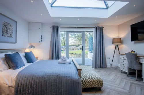 Suite 15 - Sleeping Giant Hotel - PEN Y CAE Inn - Holiday Apartments
