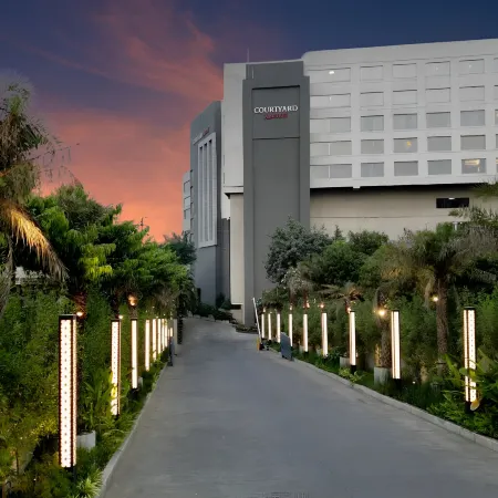 Courtyard by Marriott Bhopal Отели рядом с достопримечательностью «Taj Mahal Palace»