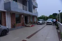 Hotel Girija Sunrise 300 Meter from Baba Dham Temple - parking