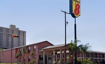 Econo Lodge Inn & Suites