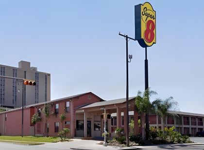 Econo Lodge Inn & Suites
