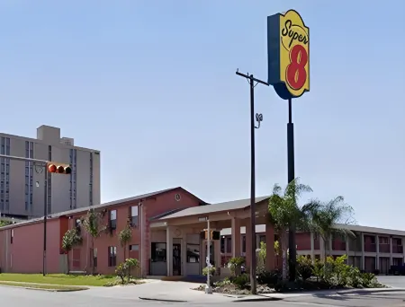 Econo Lodge Inn & Suites
