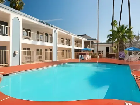 Travelodge by Wyndham Bakersfield