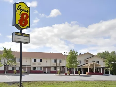 Super 8 by Wyndham Kingston Отели рядом с достопримечательностью «Rondout Lighthouse»